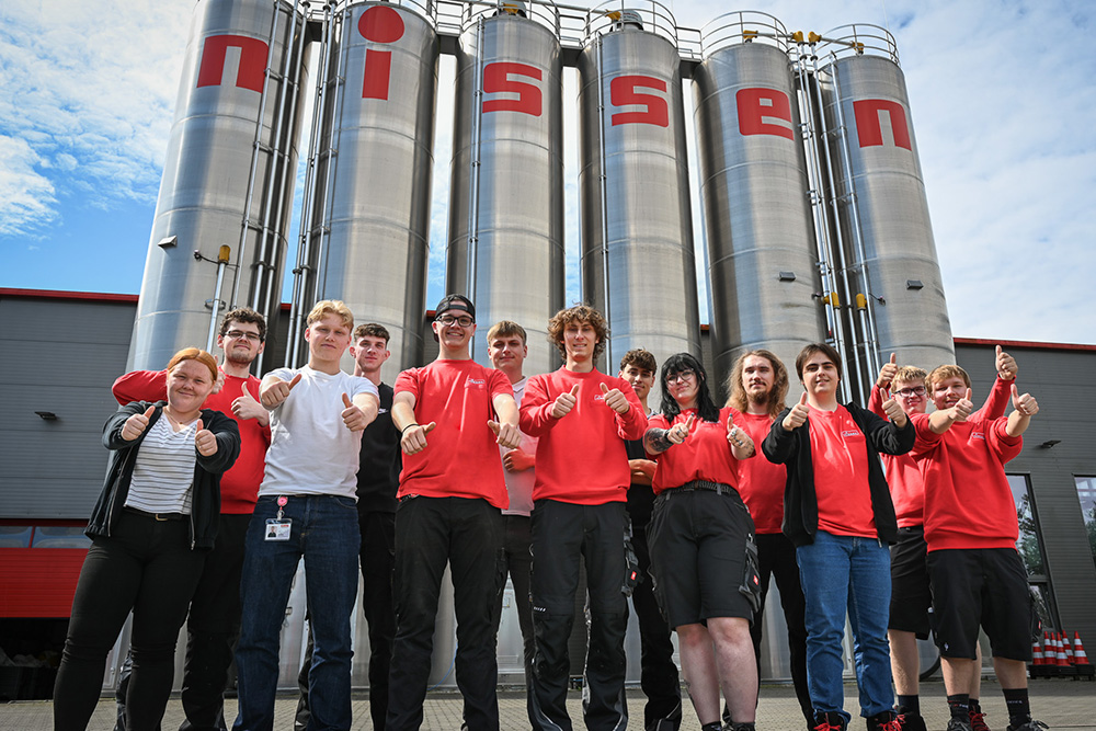 Gruppe von Azubis der Firma Nissen mit Schild